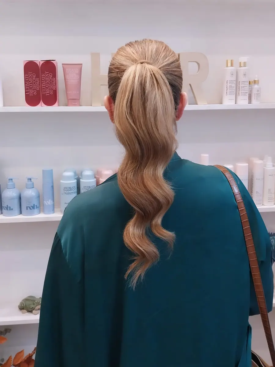 Coleta alta con ondas en Tandem Hair