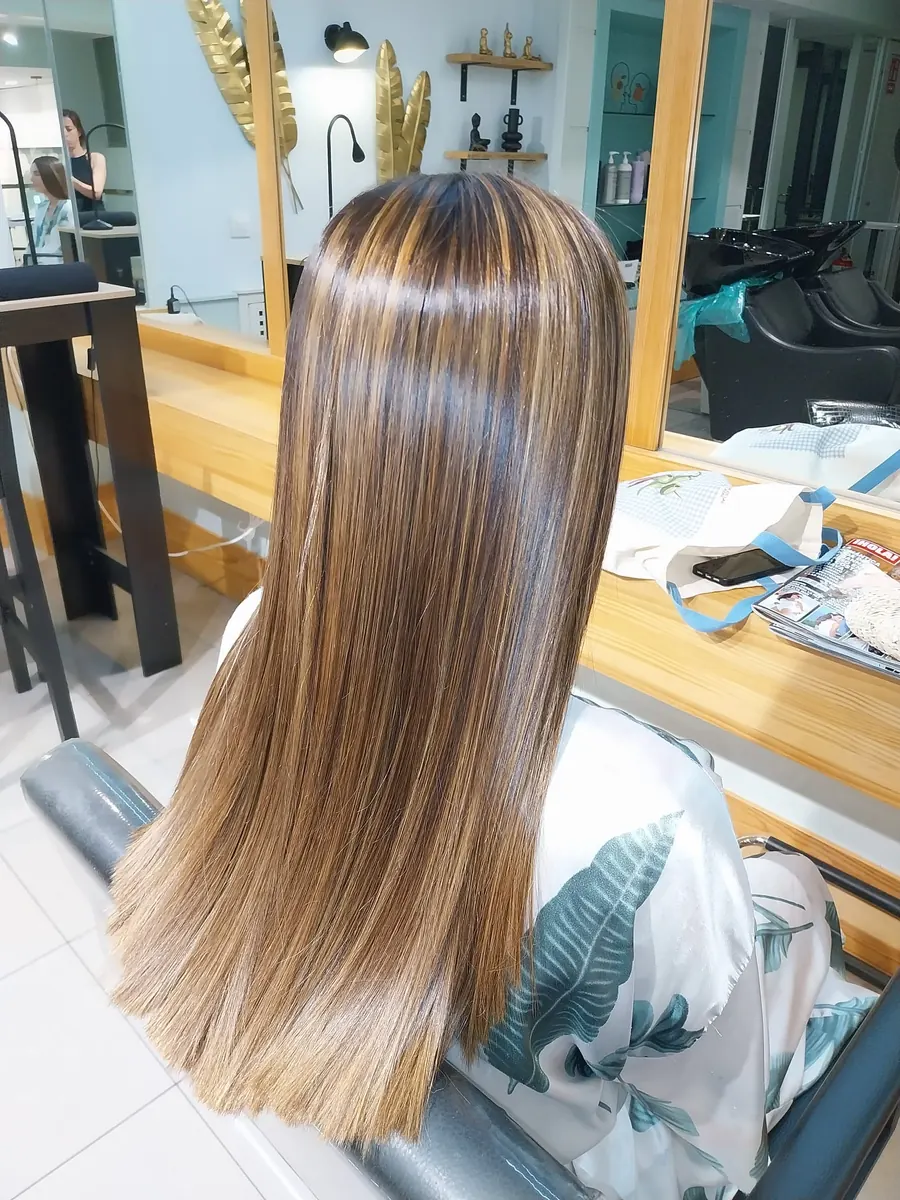 Mechas en cabello liso con brillo en Tandem Hair