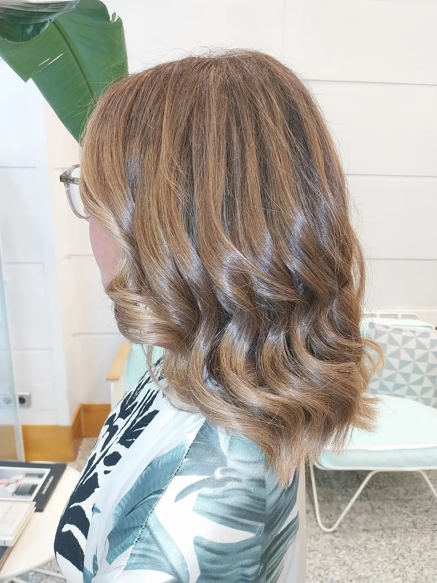 Media melena con ondas y mechas en Tandem Hair