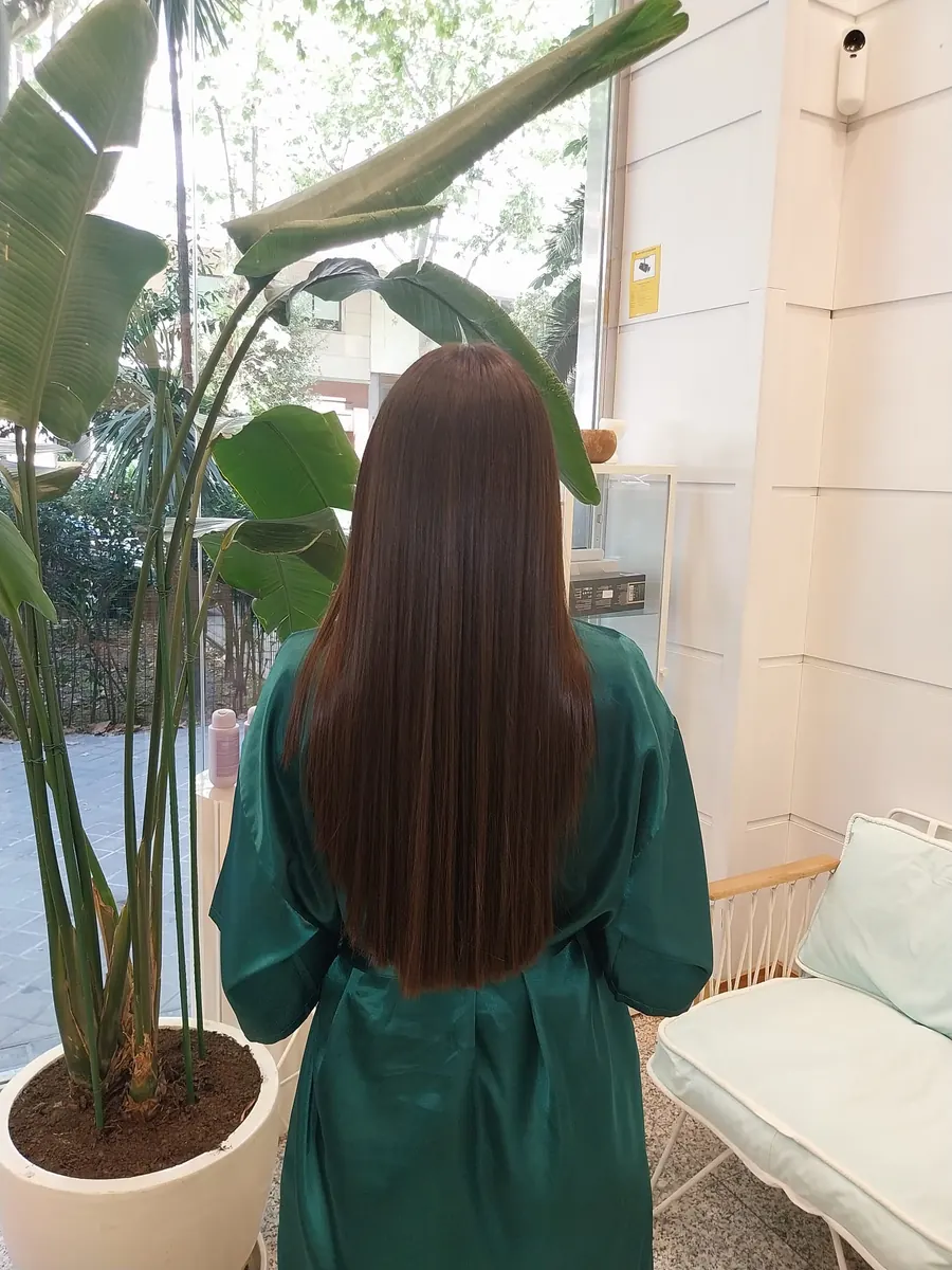 Melena castaña lisa y brillante en Tandem Hair