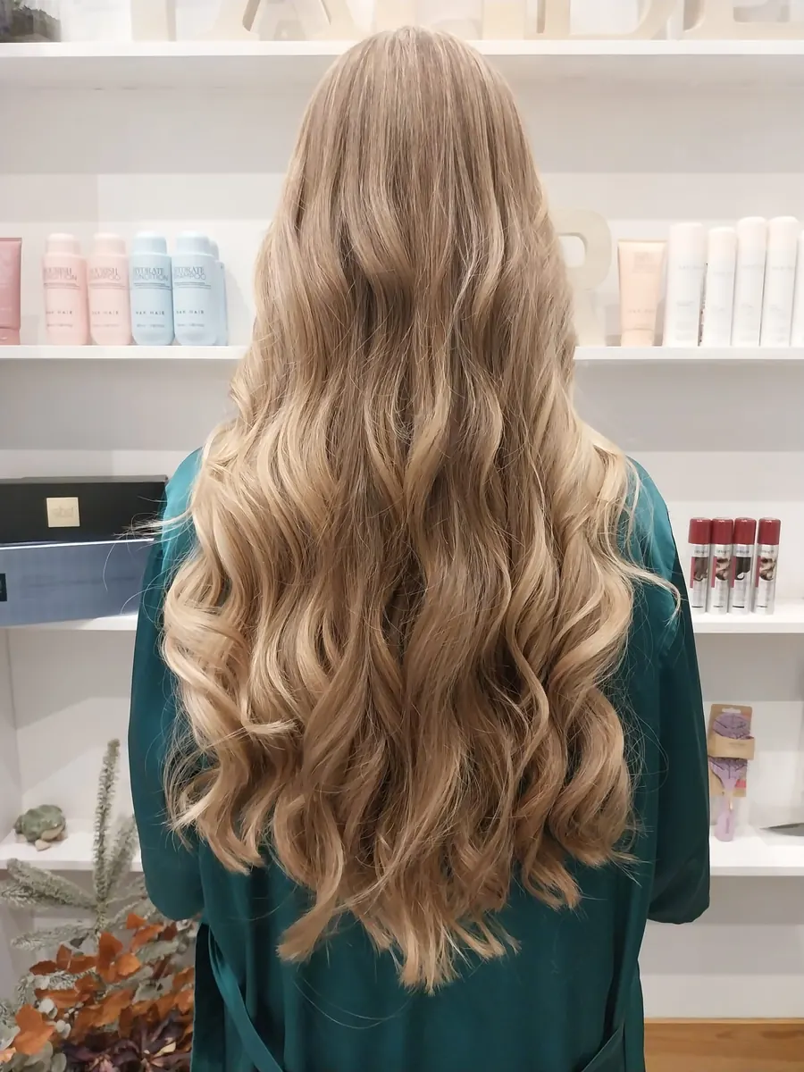 Melena larga rubia con ondas en Tandem Hair