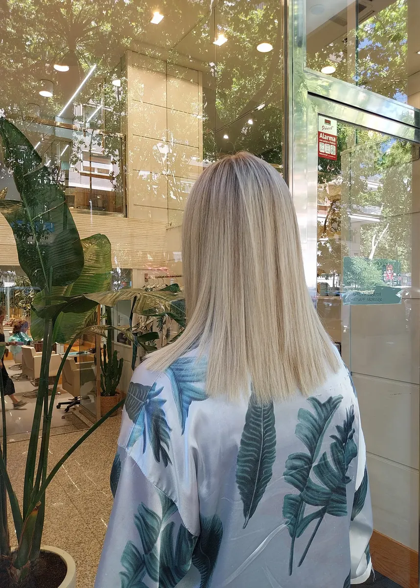 Melena rubia lisa con brillo en Tandem Hair