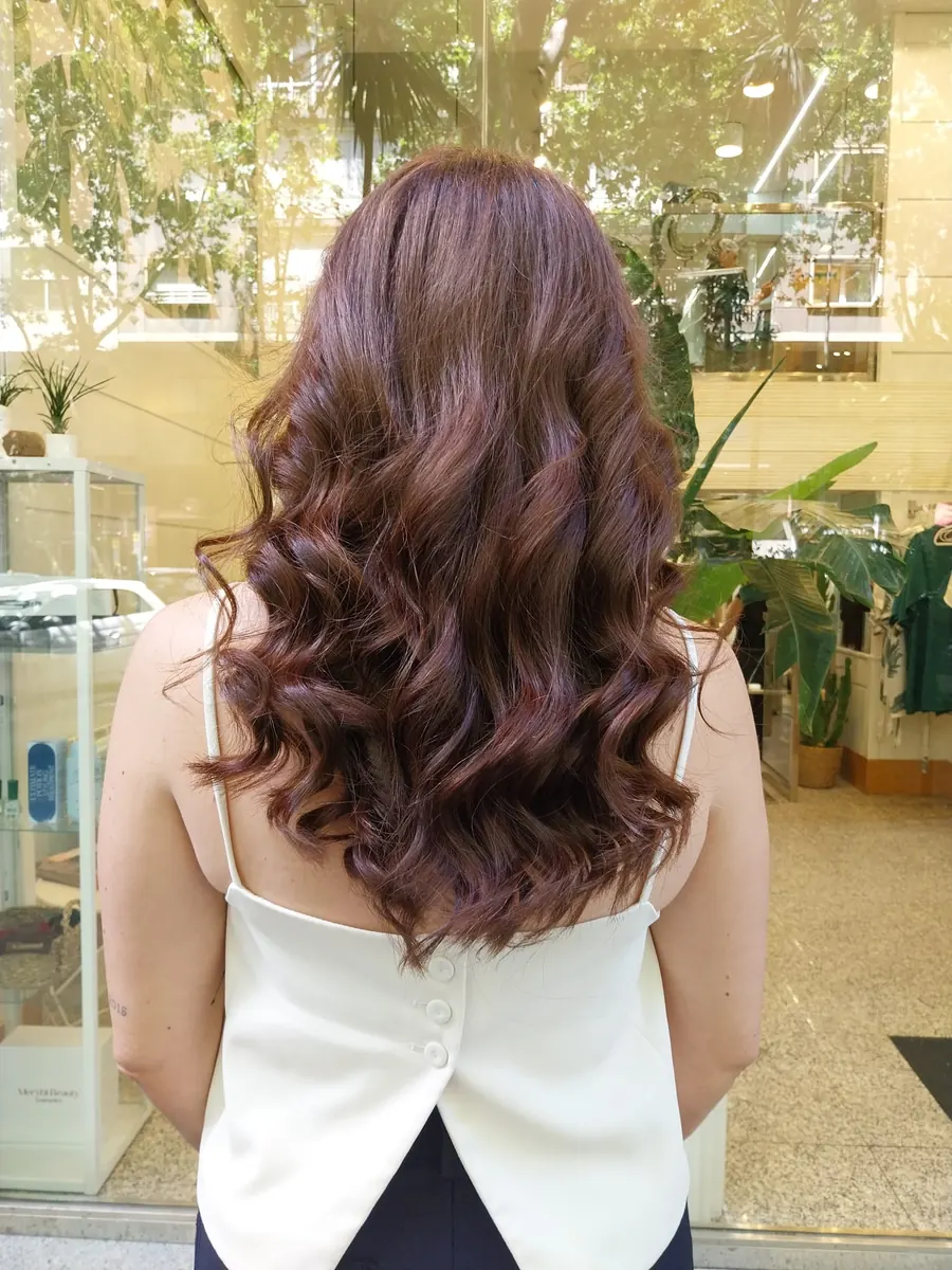 Ondas en melena color caoba en Tandem Hair