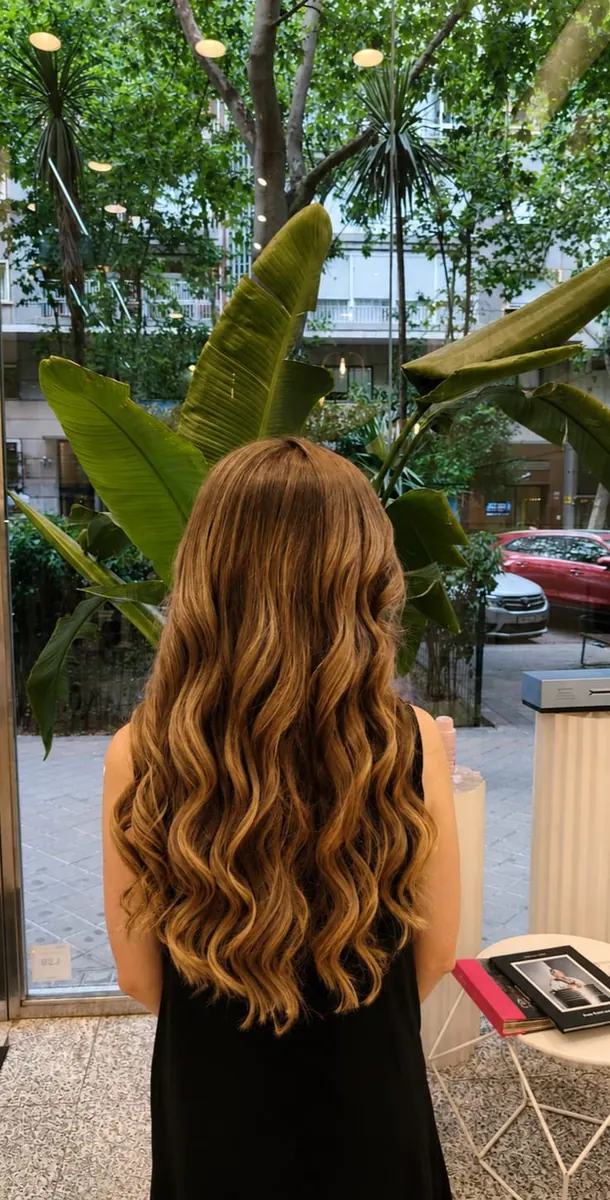 Ondas en melena larga color caramelo en Tandem Hair