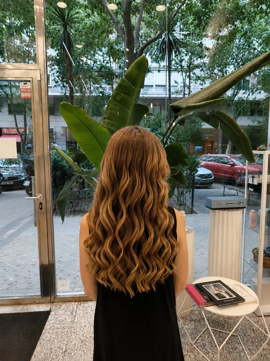Ondas definidas en tonos caramelo en Tandem Hair