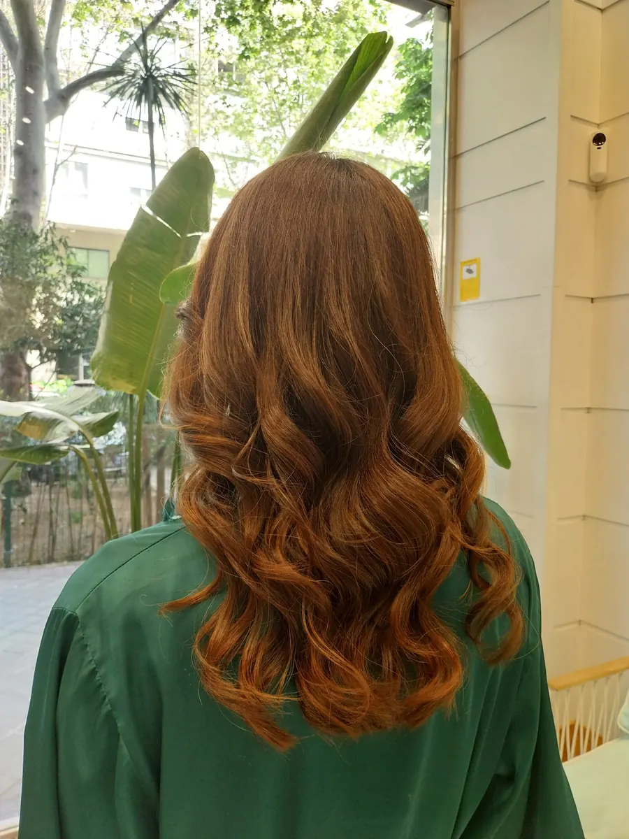 Ondas en melena cobriza en Tandem Hair