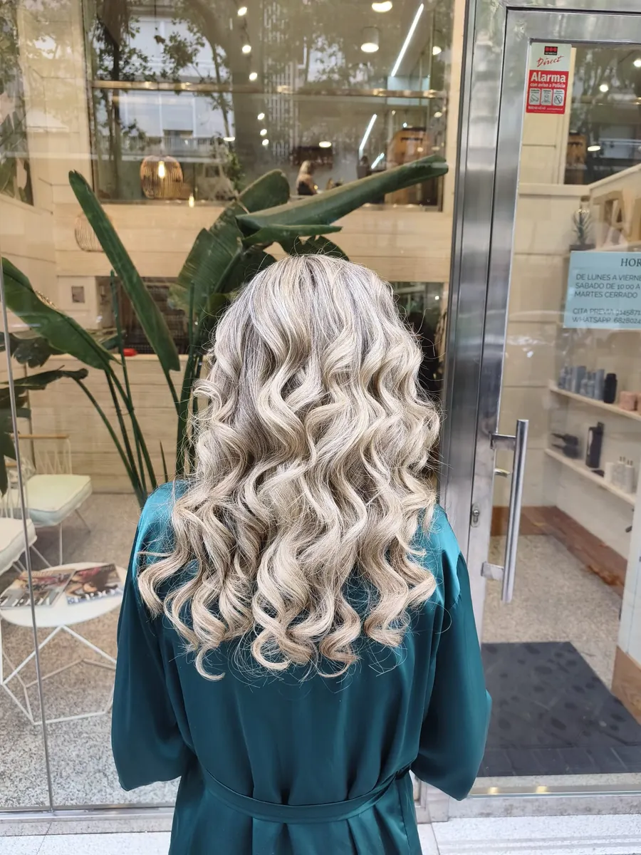 Ondas marcadas en cabello rubio en Tandem Hair