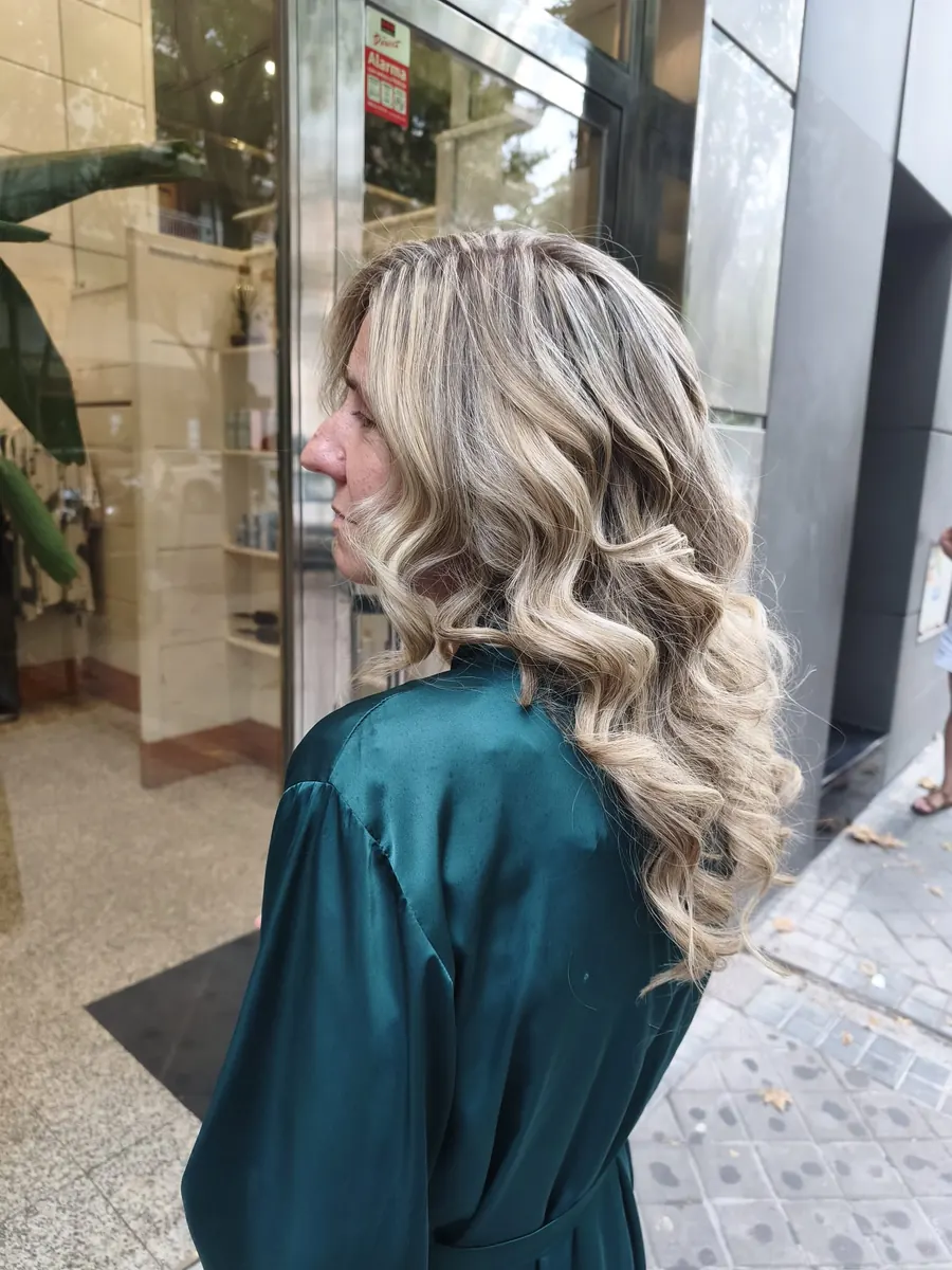 Ondas en melena rubia con mechas en Tandem Hair