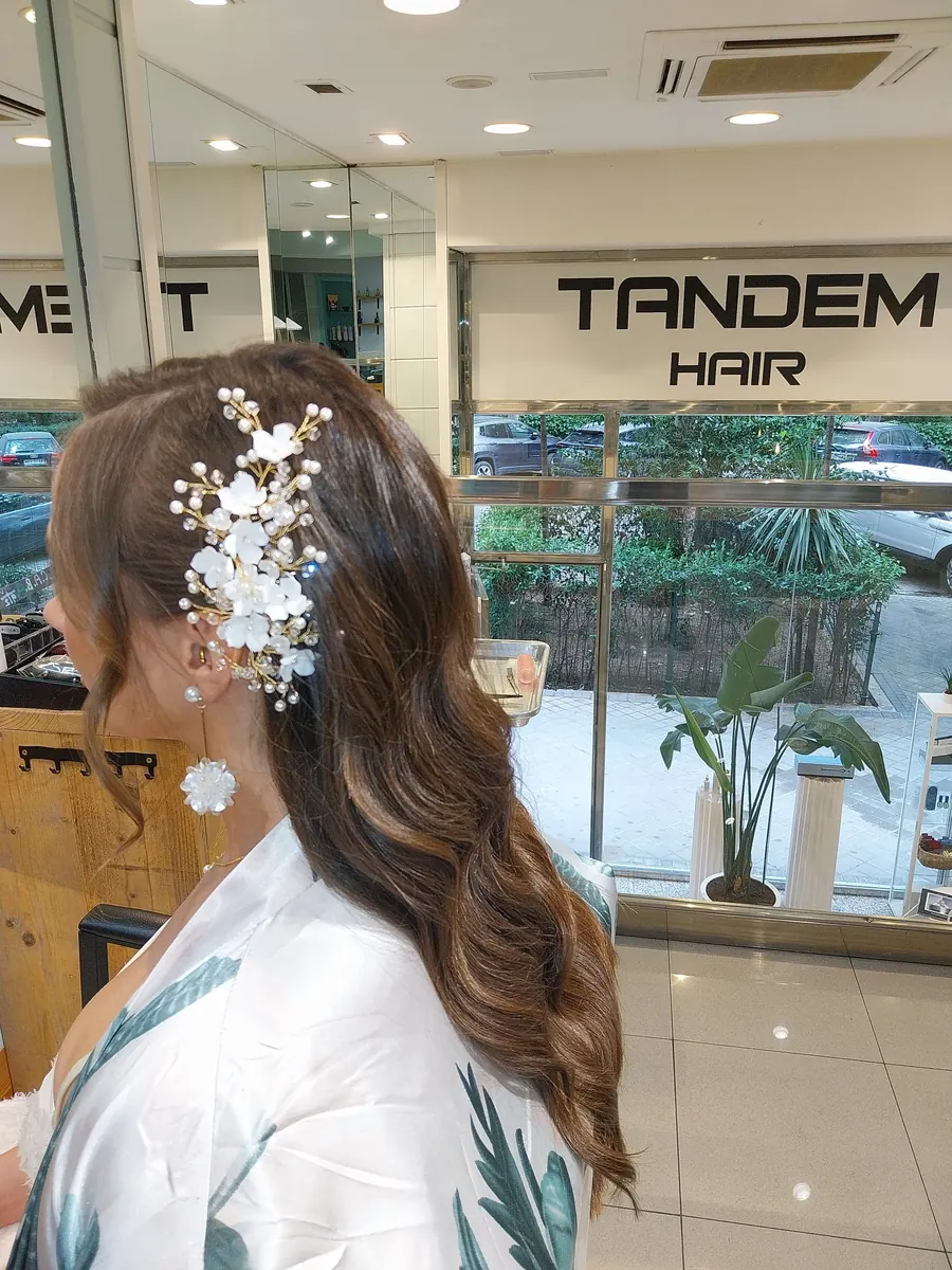 Peinado de novia con ondas y tocado de flores en Tandem Hair