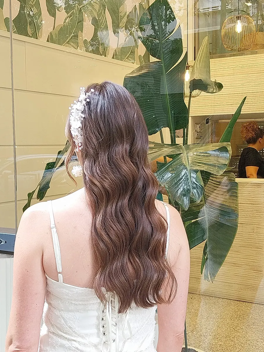 Peinado de novia suelto con tocado en Tandem Hair