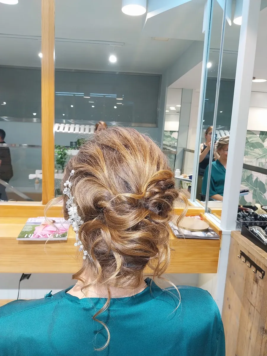Recogido bajo de invitada con tocado en Tandem Hair
