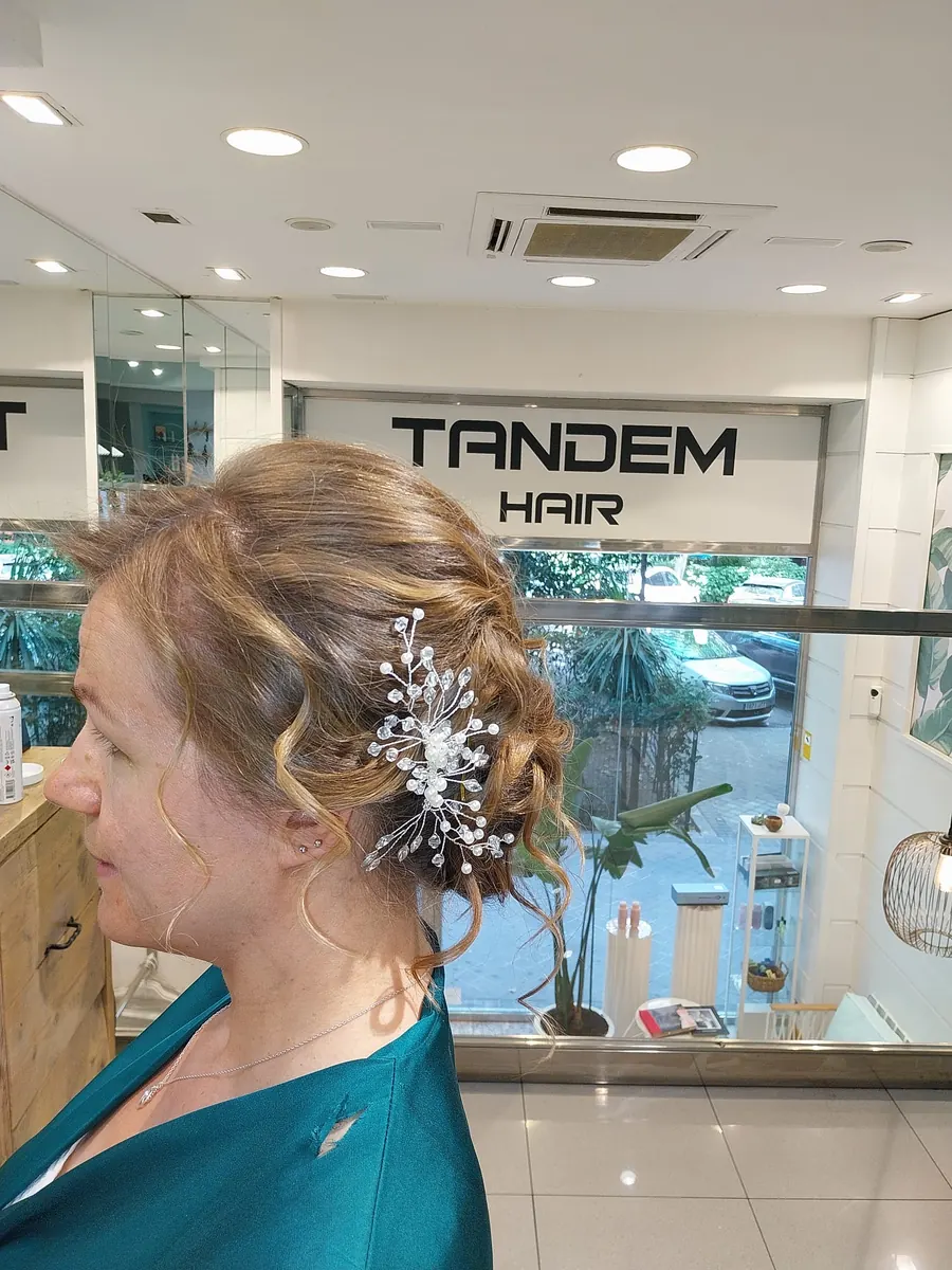 Recogido lateral con tocado de cristales en Tandem Hair