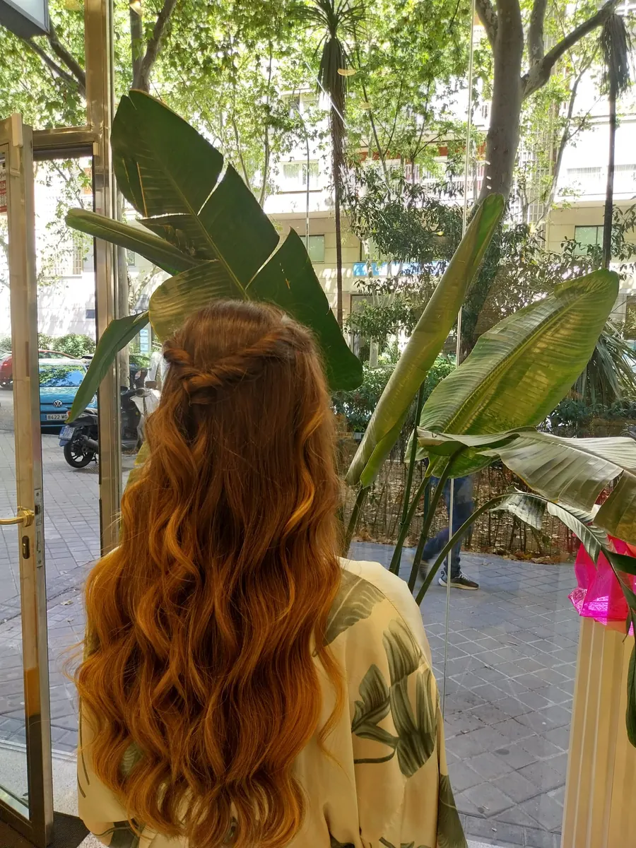 Semirecogido trenzado en cabello cobrizo en Tandem Hair