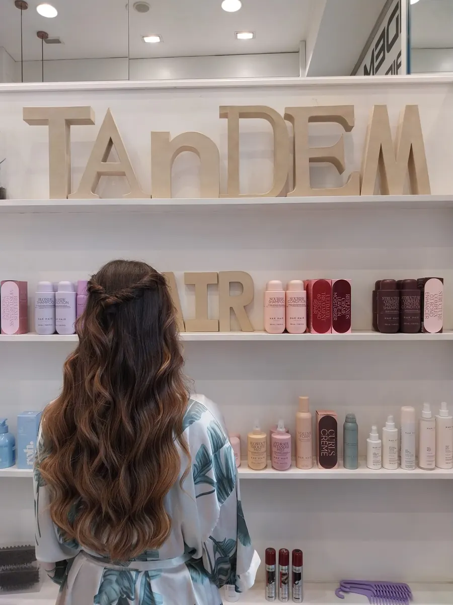 Semirecogido con trenzas y ondas en Tandem Hair